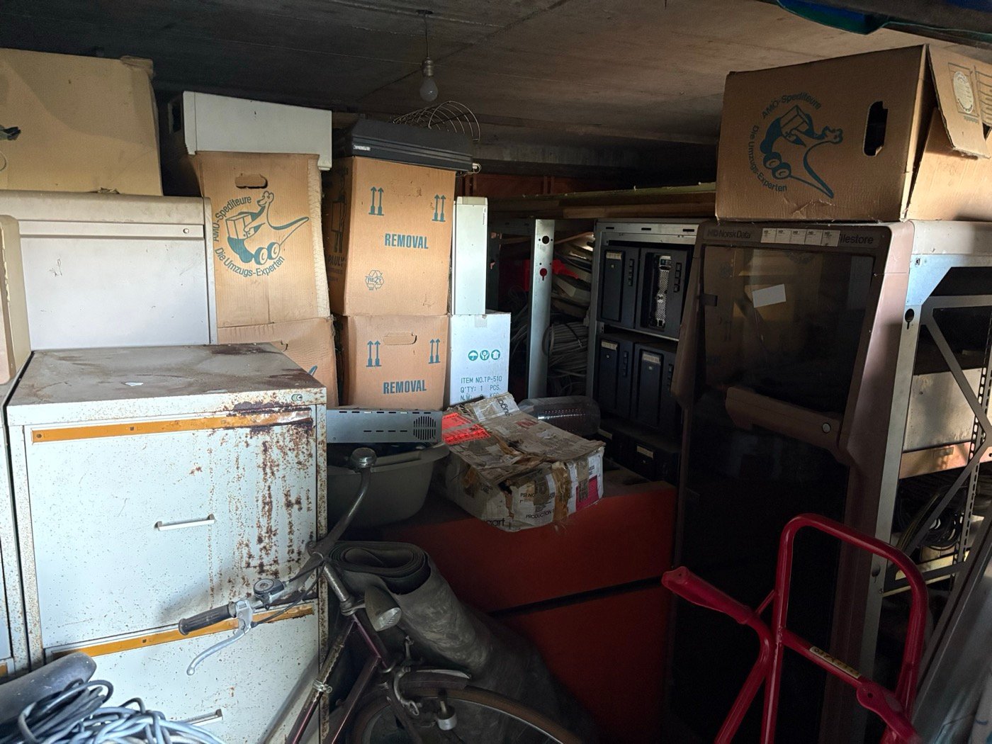 Vollgestellte Garage vor der Räumung