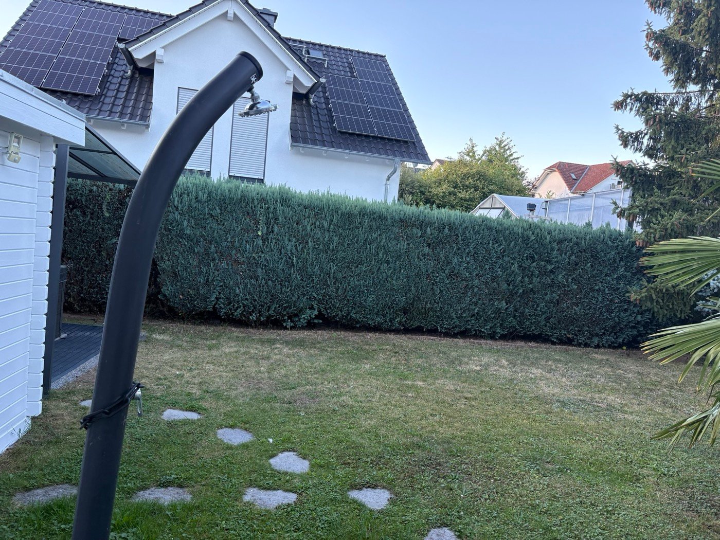 Hecke und Rasenfläche vor Wohnhaus