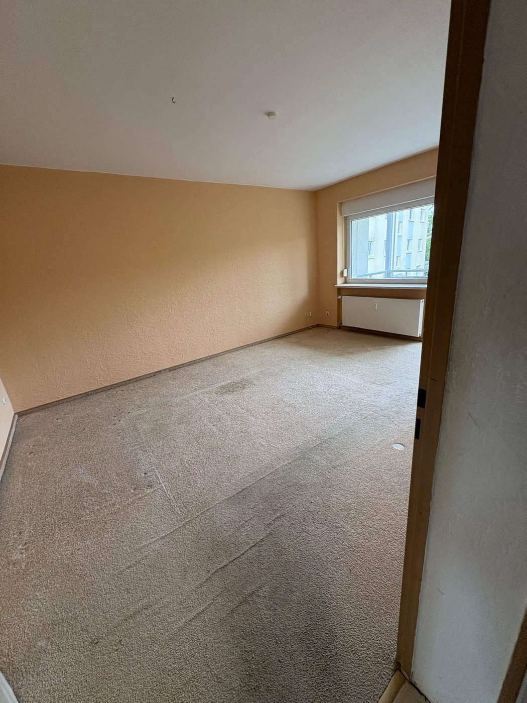 Dasselbe Zimmer, leer geräumt